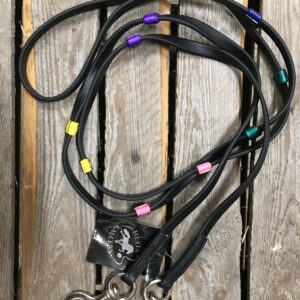 Tøjler i biothan med stoppere i forskellige farver samt med karabinhager
