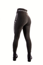 Hestagallery ridetights I oliven med hvidt silikone logo print. Høj talje og mobillomme. Str 36-46