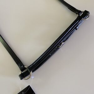 Hestagallery næserem passer til den islandske hest med et lidt bredere hovede, idet næsestykket er 2cm bredere end på vores øvrige næseremme